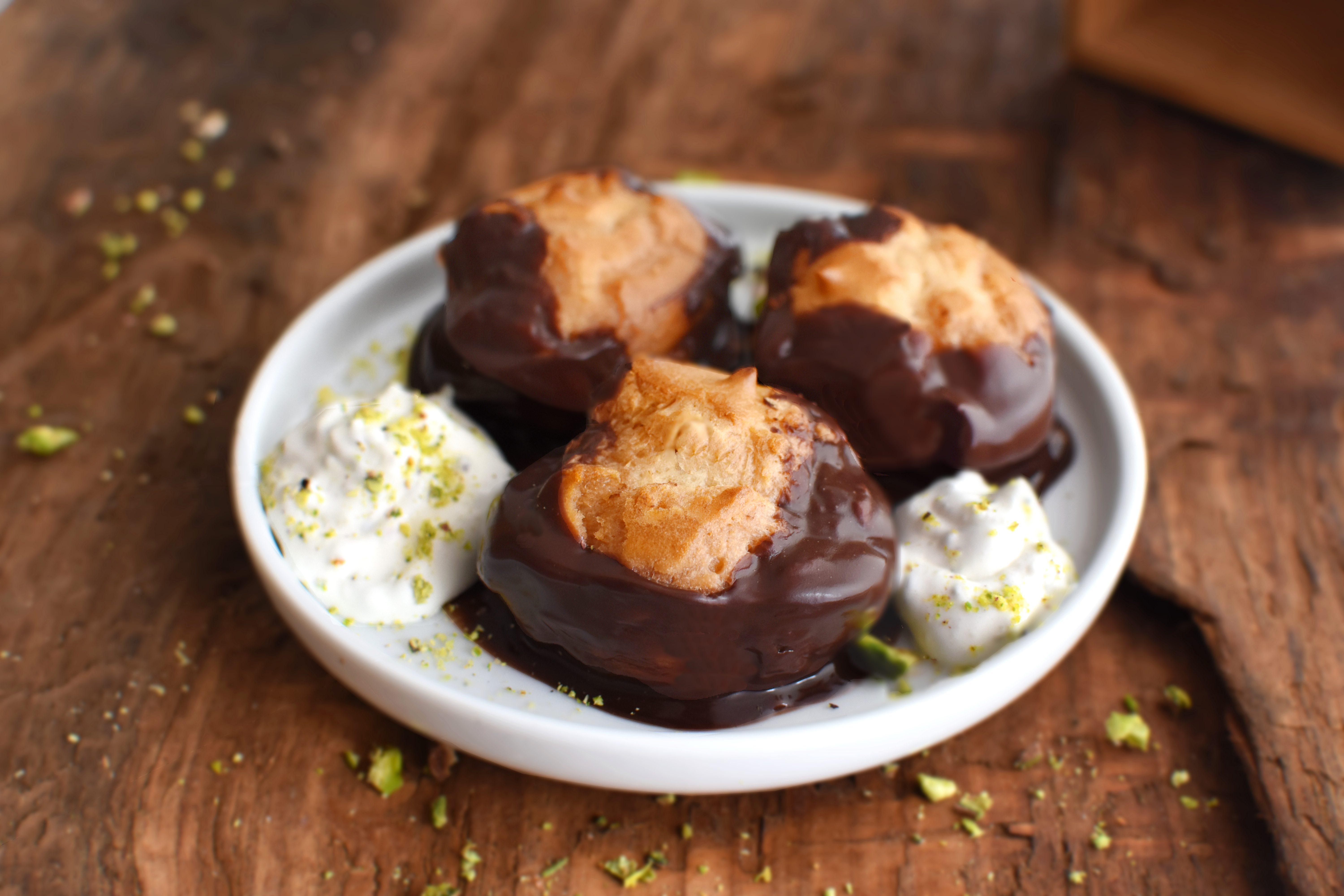 Profiteroles au chocolat la Laitière et sa chantilly pistache