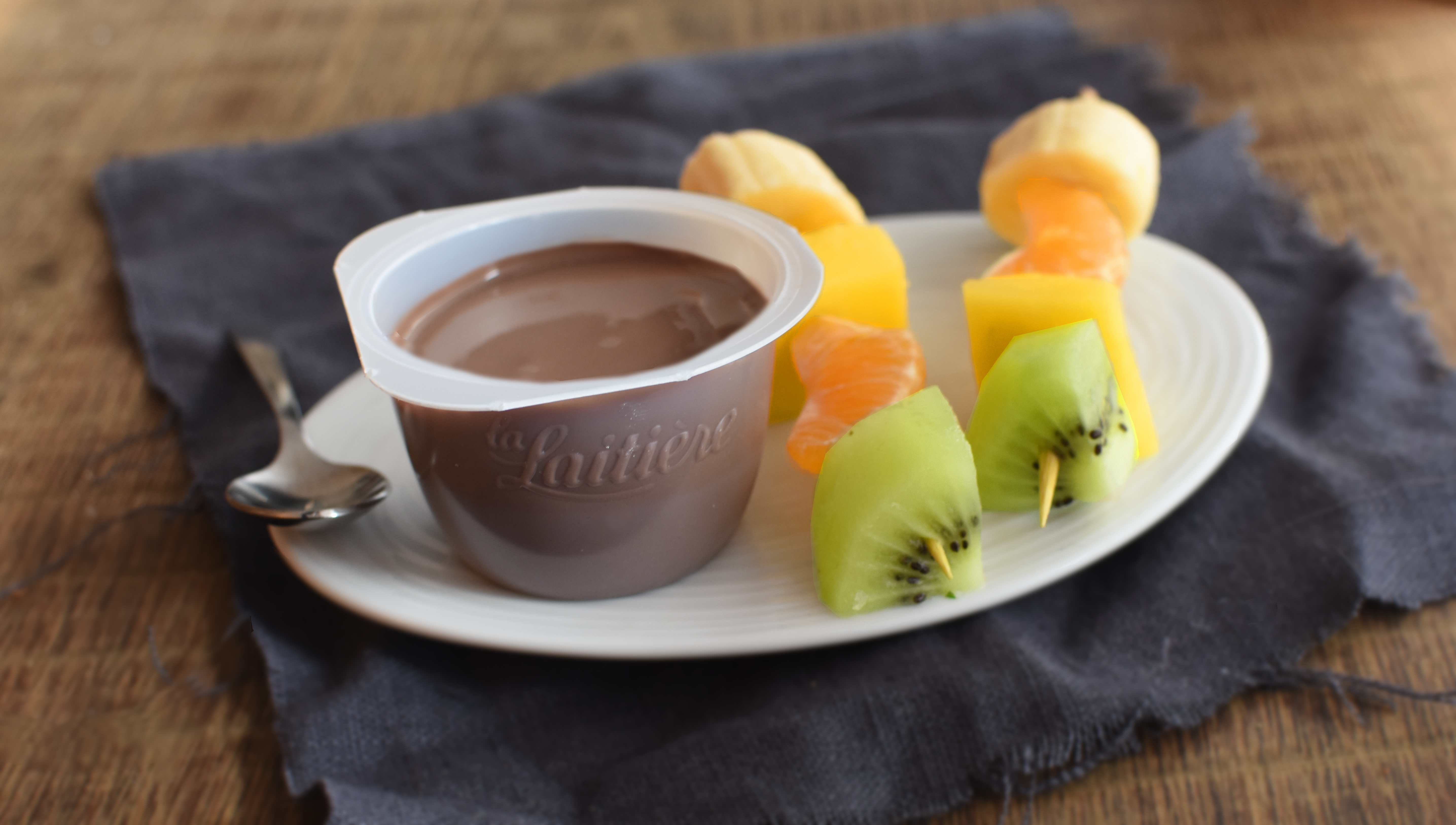 Velours de Crème Chocolat au Lait et ses Brochettes de Fruits Frais
